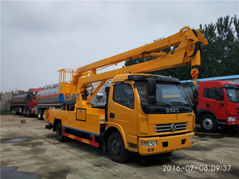 東風18米高空作業(yè)車右45度